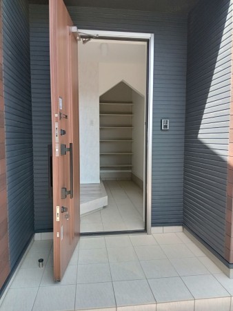 出雲市斐川町、中古一戸建ての玄関画像です