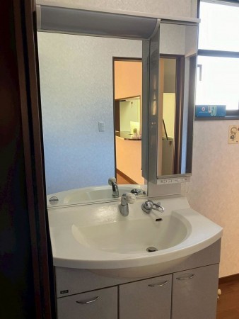 松江市宍道町、中古一戸建ての洗面画像です