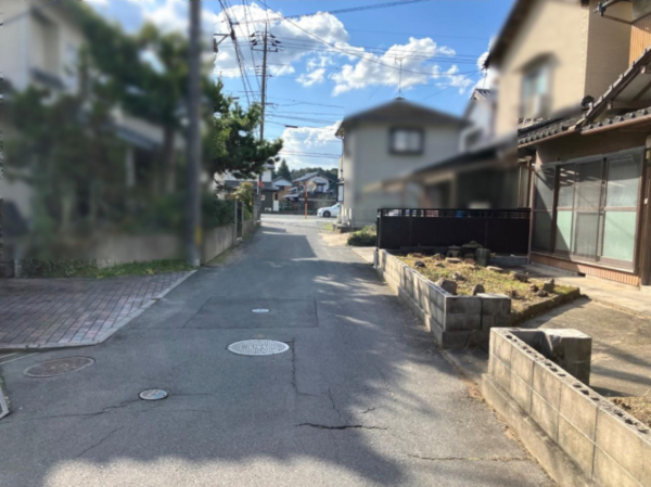 松江市東出雲町、土地の前面道路を含む現地写真画像です