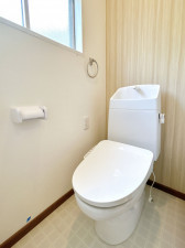 松江市八雲町、中古一戸建てのトイレ画像です