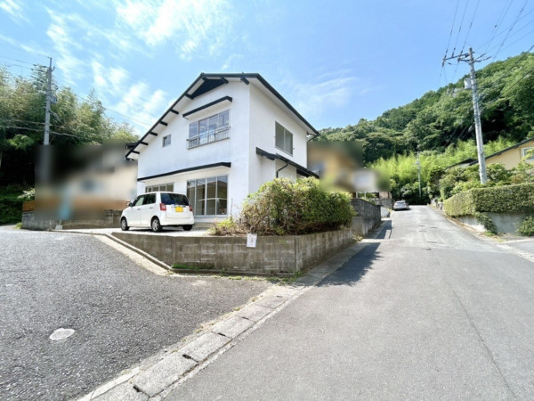 松江市八雲町、中古一戸建ての前面道路を含む現地写真画像です