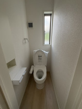 松江市八雲町、新築一戸建てのトイレ画像です