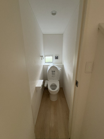 松江市八雲町、新築一戸建てのトイレ画像です