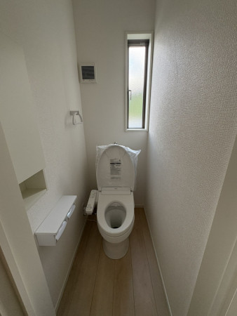 松江市八雲町、新築一戸建てのトイレ画像です