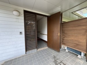 松江市古志原、中古一戸建ての玄関画像です