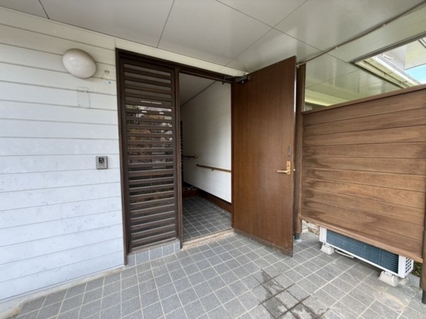 松江市古志原、中古一戸建ての玄関画像です
