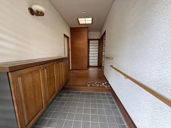 松江市古志原、中古一戸建ての玄関画像です
