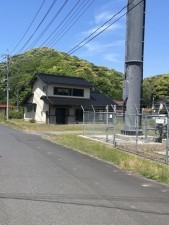 松江市宍道町、中古一戸建ての前面道路を含む現地写真画像です