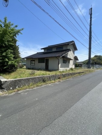 松江市宍道町、中古一戸建ての前面道路を含む現地写真画像です