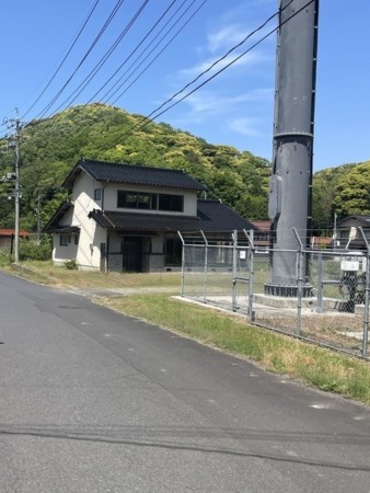 松江市宍道町、中古一戸建ての前面道路を含む現地写真画像です