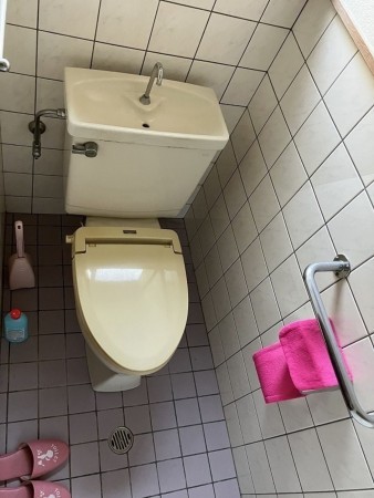 松江市鹿島町、中古一戸建てのトイレ画像です