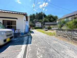 松江市国屋町、中古一戸建ての前面道路を含む現地写真画像です