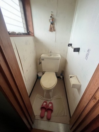 松江市上乃木、中古一戸建てのトイレ画像です