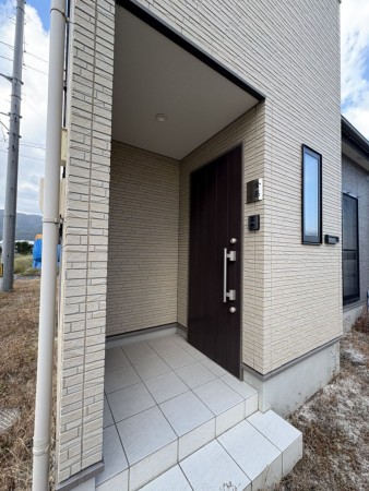 出雲市矢野町、中古一戸建ての玄関画像です