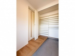 松江市雑賀町、新築一戸建ての玄関画像です