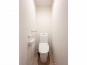 松江市雑賀町、新築一戸建てのトイレ画像です