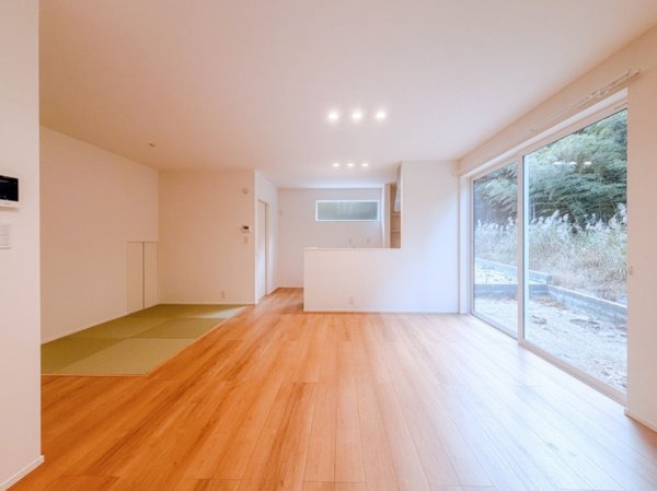 松江市雑賀町、新築一戸建ての居間画像です