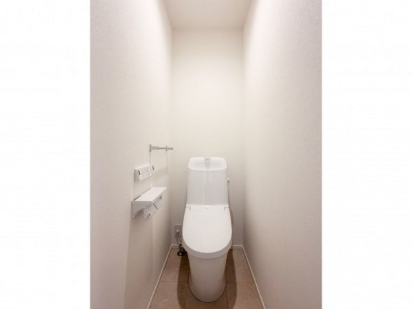 松江市雑賀町、新築一戸建てのトイレ画像です