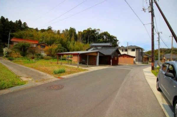 松江市秋鹿町、中古一戸建ての前面道路を含む現地写真画像です