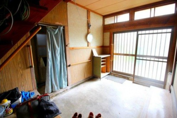 松江市秋鹿町、中古一戸建ての玄関画像です