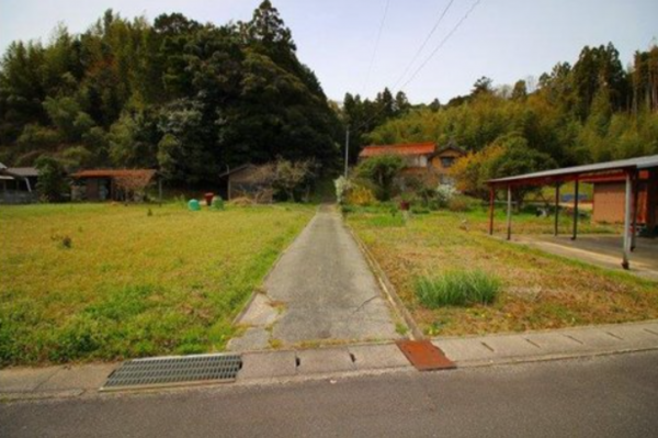 松江市秋鹿町、中古一戸建ての前面道路を含む現地写真画像です