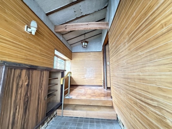 松江市玉湯町、中古一戸建ての玄関画像です