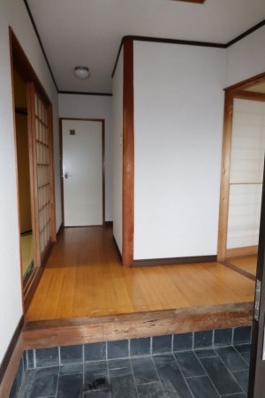 松江市西津田、中古一戸建ての玄関画像です