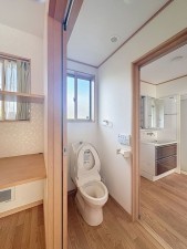 松江市鹿島町、中古一戸建てのトイレ画像です