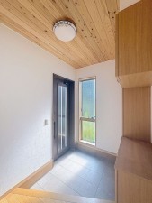 松江市鹿島町、中古一戸建ての玄関画像です