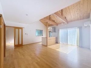 松江市鹿島町、中古一戸建ての居間画像です