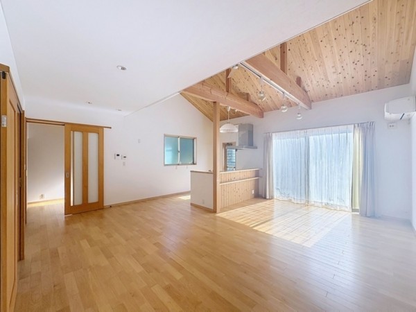 松江市鹿島町、中古一戸建ての居間画像です