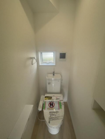 出雲市小山町、新築一戸建てのトイレ画像です