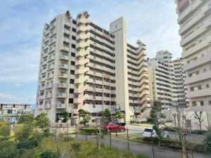 岸和田市港緑町、マンションの画像です
