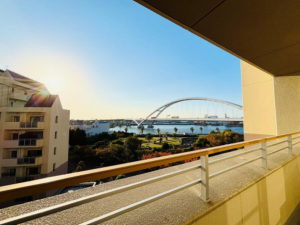 岸和田市港緑町、マンションの画像です