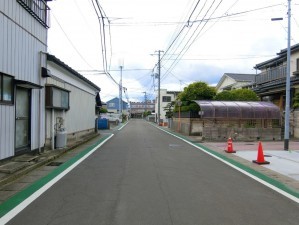 多賀城市伝上山、新築一戸建ての前面道路を含む現地写真画像です