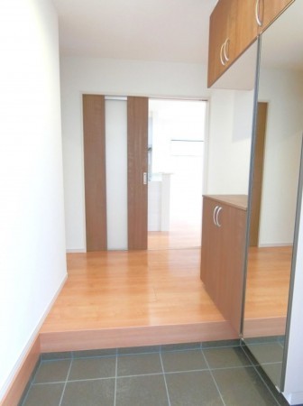 多賀城市伝上山、新築一戸建ての玄関画像です