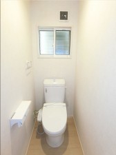 多賀城市伝上山、新築一戸建てのトイレ画像です