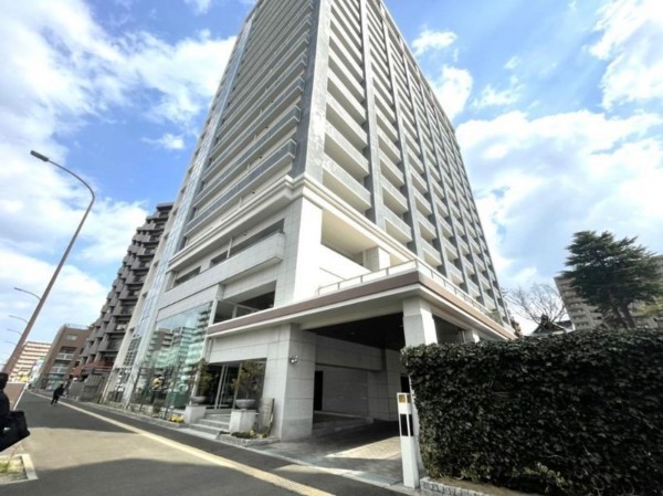 仙台市宮城野区榴ケ岡、マンションの外観画像です