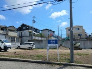 宮城郡利府町、新築一戸建ての前面道路を含む現地写真画像です