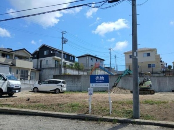 宮城郡利府町、新築一戸建ての前面道路を含む現地写真画像です