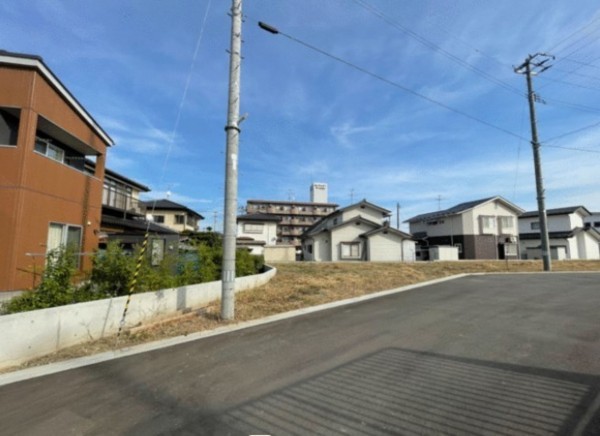名取市、土地の前面道路を含む現地写真画像です