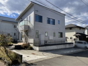 大和町、中古一戸建ての前面道路を含む現地写真画像です