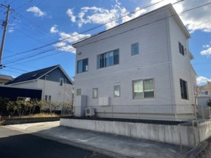 大和町、中古一戸建ての前面道路を含む現地写真画像です