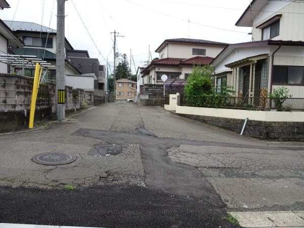多賀城市下馬、新築一戸建ての前面道路を含む現地写真画像です
