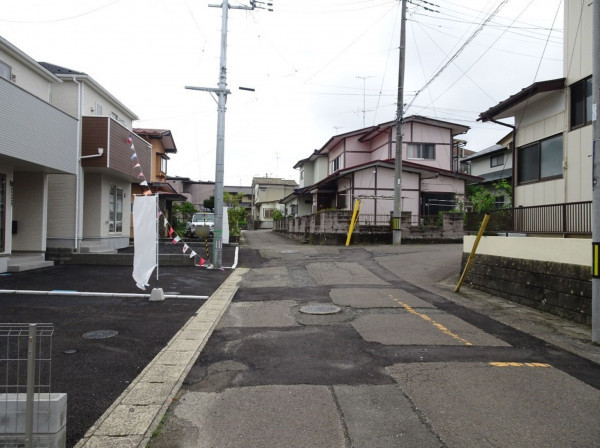 多賀城市下馬、新築一戸建ての前面道路を含む現地写真画像です