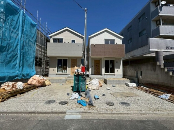 仙台市宮城野区鶴巻、新築一戸建ての前面道路を含む現地写真画像です