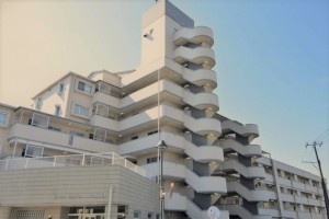 仙台市宮城野区岩切、マンションの外観画像です