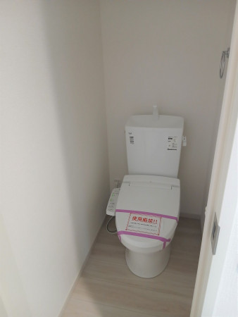 仙台市宮城野区鶴ケ谷、新築一戸建てのトイレ画像です