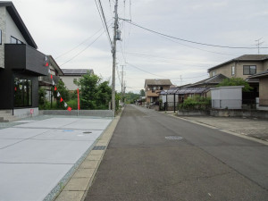 仙台市宮城野区鶴ケ谷、新築一戸建ての前面道路を含む現地写真画像です