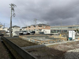 多賀城市明月、新築一戸建ての前面道路を含む現地写真画像です